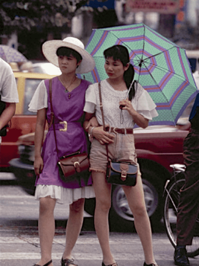 卑鄙龌龊老照片:青楼女子妖娆多姿,妇女露胸喂奶被孩子撕扯衣服