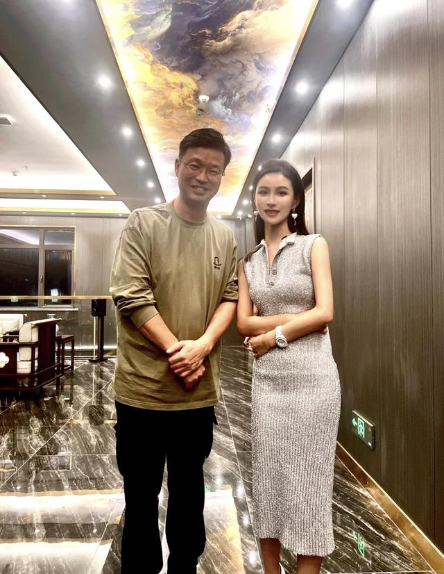 王迅与美女富婆聚餐!豪宅装修大气金碧辉煌,张钧甯全素颜现身