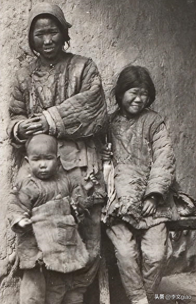 20张屈辱照片:德国女犯一丝不挂被枪决,被拍卖的大胸女人