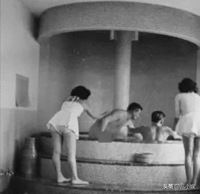 罕见照片:日本女人竟如此开放大胆,女学生脱光衣服全身赤裸上课