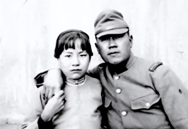 卑鄙龌龊老照片:青楼女子妖娆多姿,妇女露胸喂奶被孩子撕扯衣服