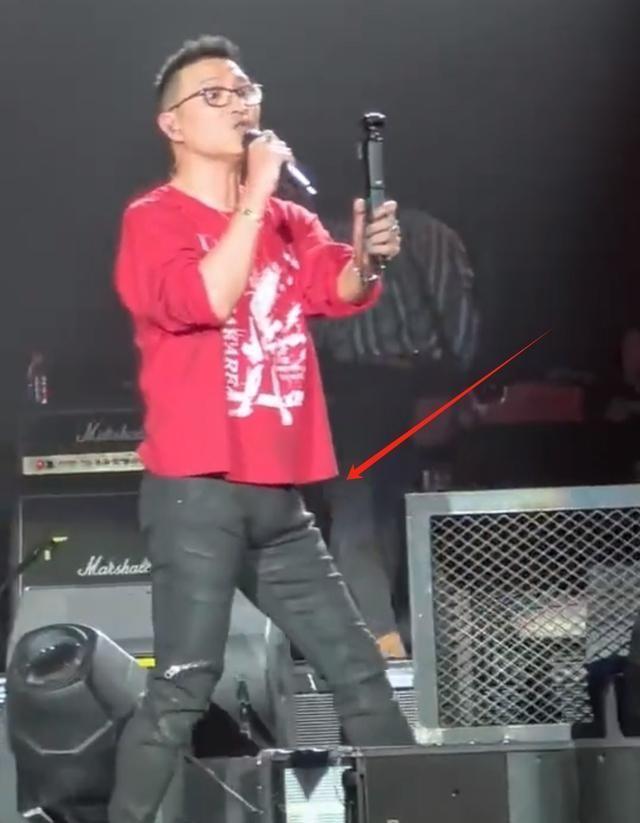 太紧了!汪峰演唱会穿搭惹争议,紧身裤被质疑私处轮廓太凸出