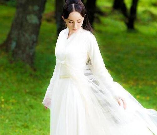 女明星都难驾驭的素衣白裳,李若彤仙气,而她穿的像只鸟