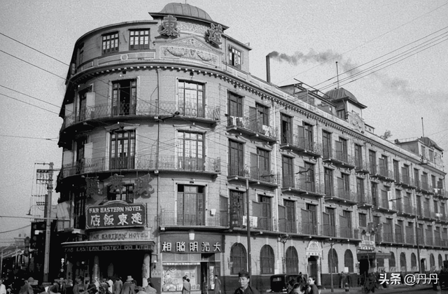 卑鄙龌龊老照片:青楼女子妖娆多姿,妇女露胸喂奶被孩子撕扯衣服