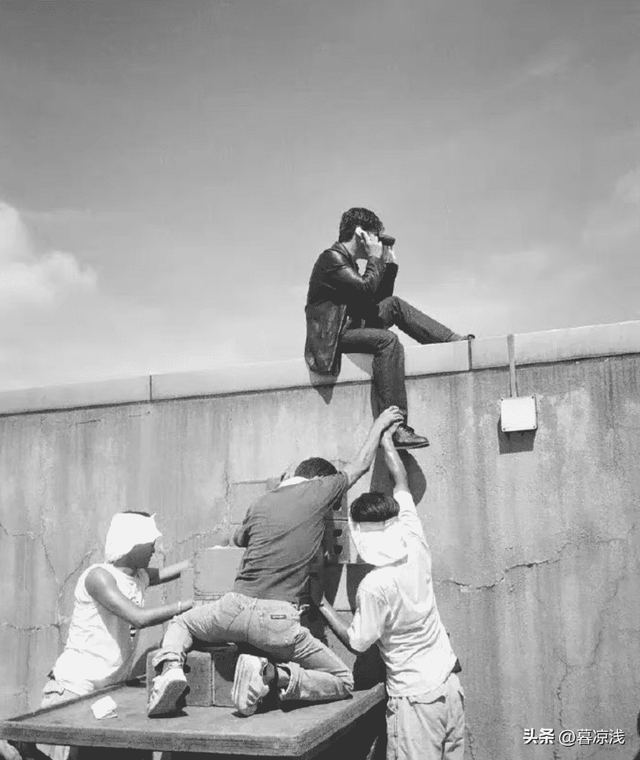 卑鄙龌龊老照片:青楼女子妖娆多姿,妇女露胸喂奶被孩子撕扯衣服