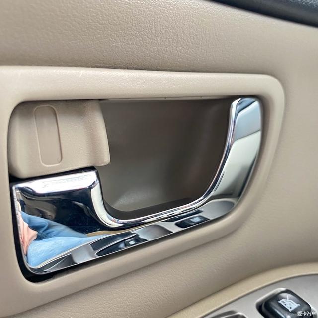 落地70万,老款帕杰罗用车分享,车主:四驱很不错,城市油耗14L