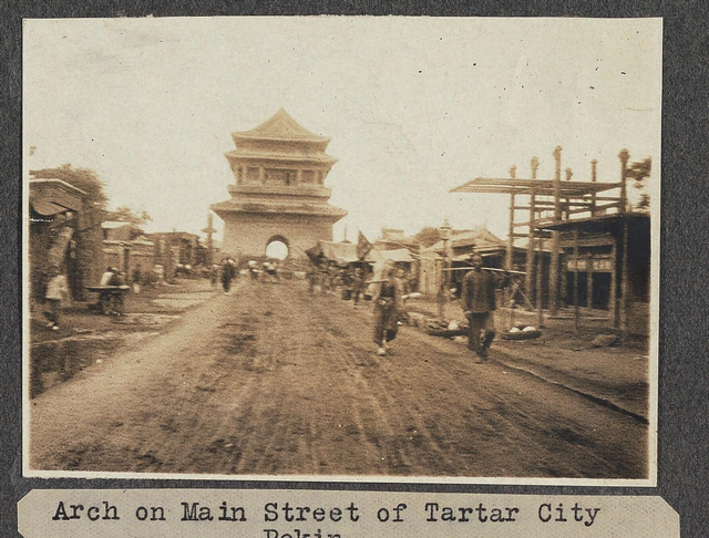 卑鄙龌龊老照片：青楼女子妖娆多姿，妇女露胸喂奶被孩子撕扯衣服