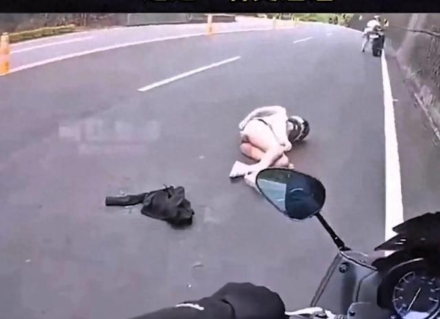 心疼!美女骑手穿超短裤不幸摔倒走光露出臀部!大喊我的内裤!