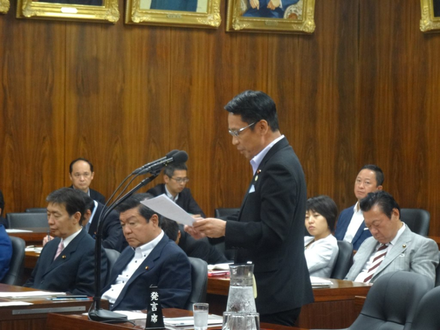 日本58岁前议员侵犯初中女生,判缓刑惹众怒,被曝曾是中小学老师