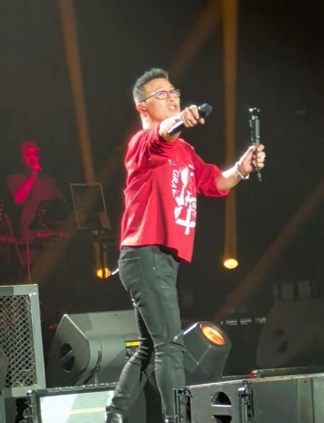 太紧了!汪峰演唱会穿搭惹争议,紧身裤被质疑私处轮廓太凸出