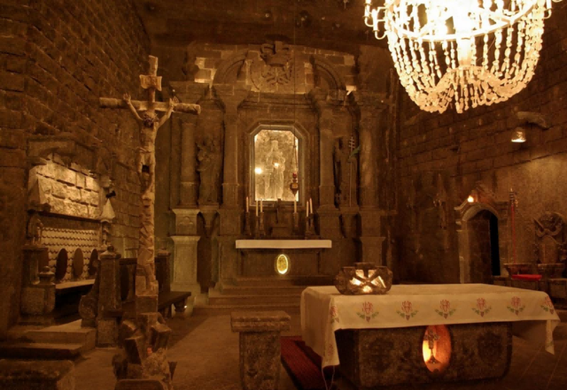 中世纪欧洲贵妇有多“脏”?在裙子里大小便,粪便和尿液无处不在