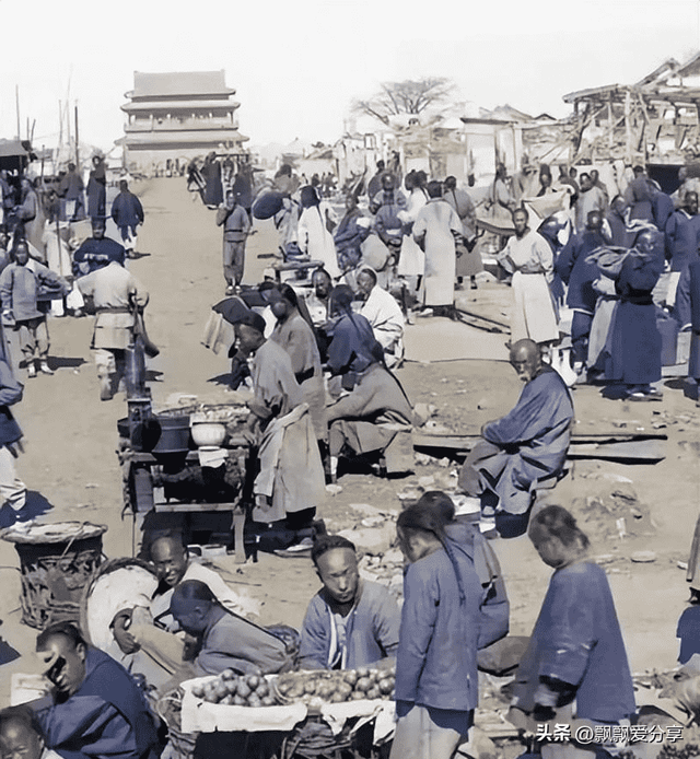 卑鄙龌龊老照片:青楼女子妖娆多姿,妇女露胸喂奶被孩子撕扯衣服