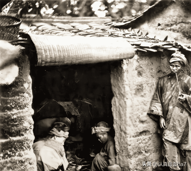 卑鄙龌龊老照片:青楼女子妖娆多姿,妇女露胸喂奶被孩子撕扯衣服