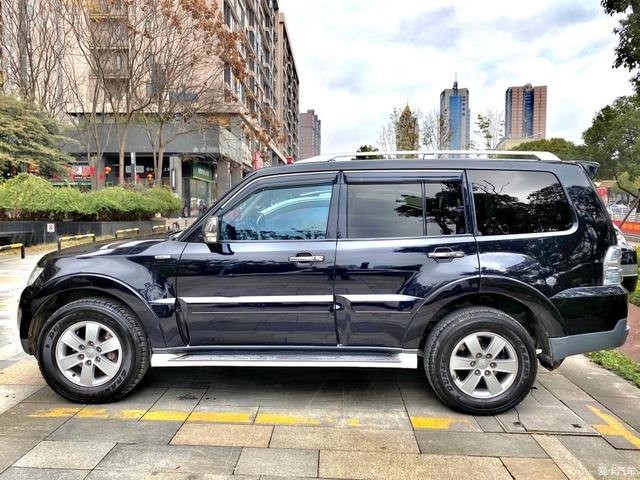 落地70万,老款帕杰罗用车分享,车主:四驱很不错,城市油耗14L