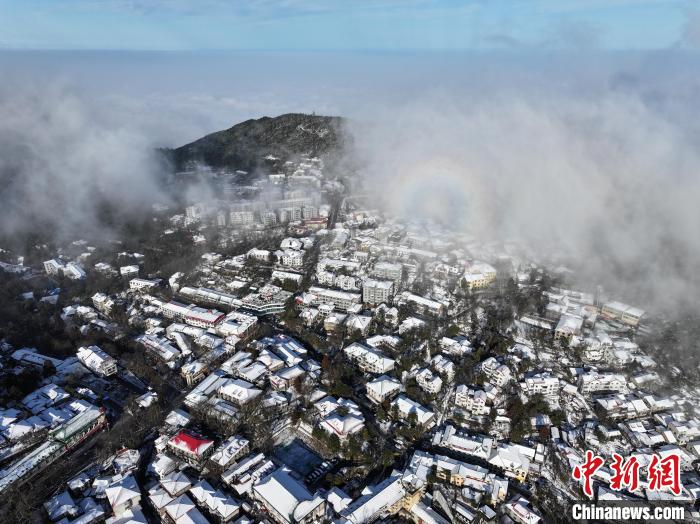 江西庐山雪霁初晴 牯岭山城现日晕与瀑布云气象景观