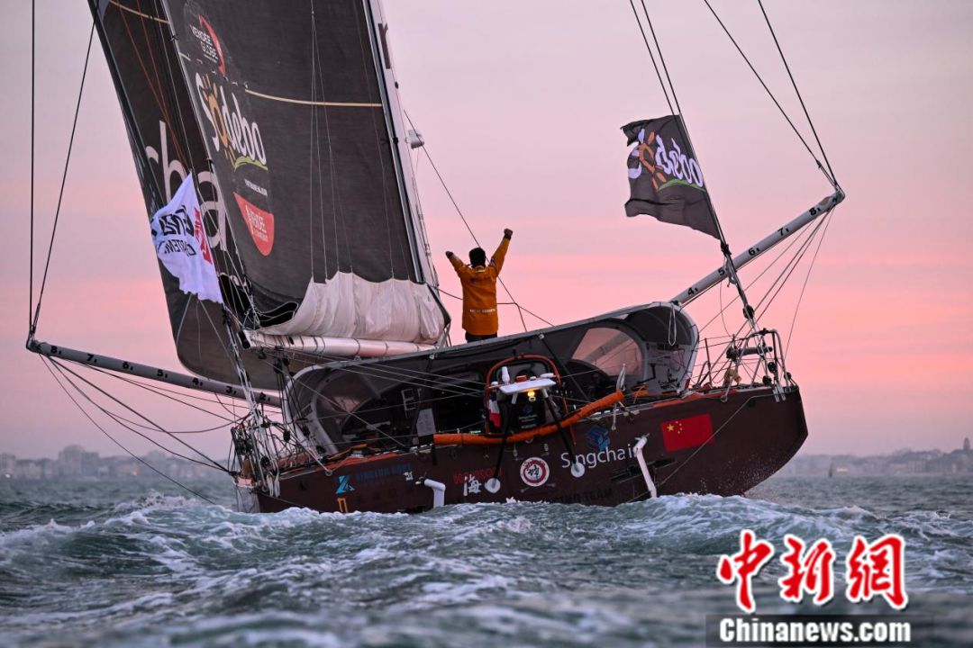 中国“独臂船长”登顶“海上珠峰”