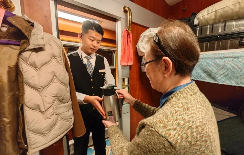 列车员上班戴耳麦?网友:这身穿搭真酷!