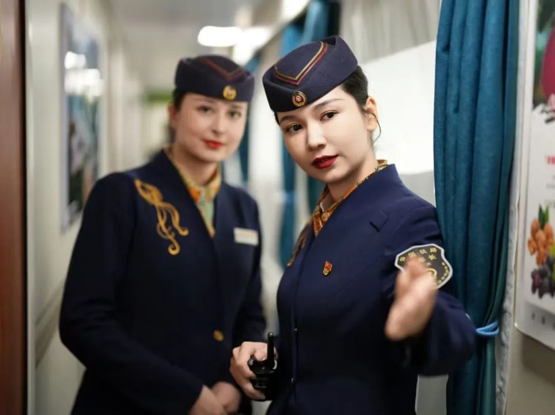 列车员上班戴耳麦?网友:这身穿搭真酷!