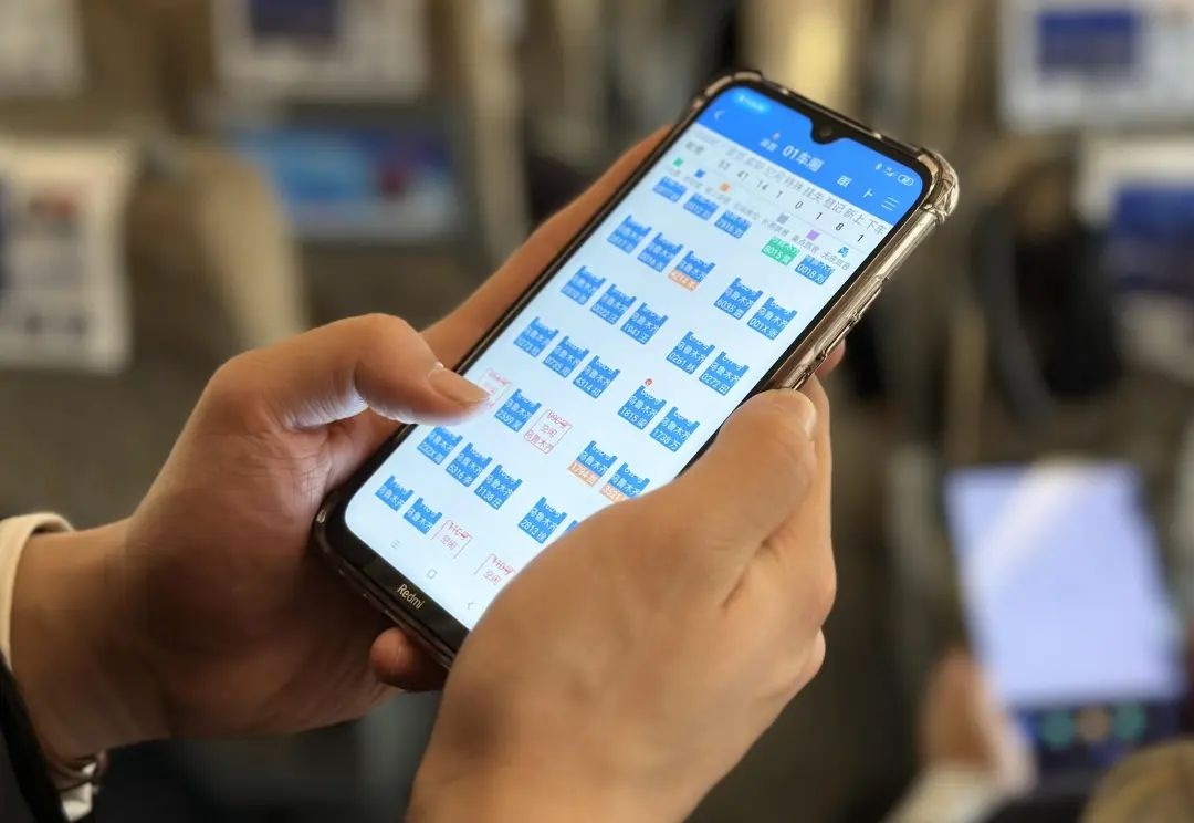 列车员上班戴耳麦?网友:这身穿搭真酷!