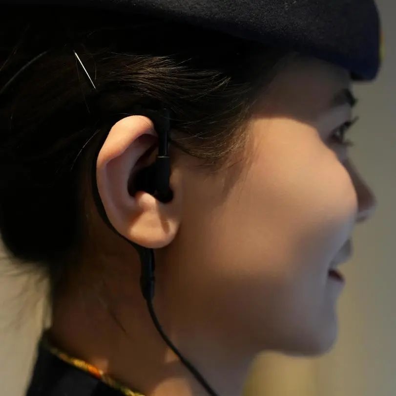列车员上班戴耳麦?网友:这身穿搭真酷!