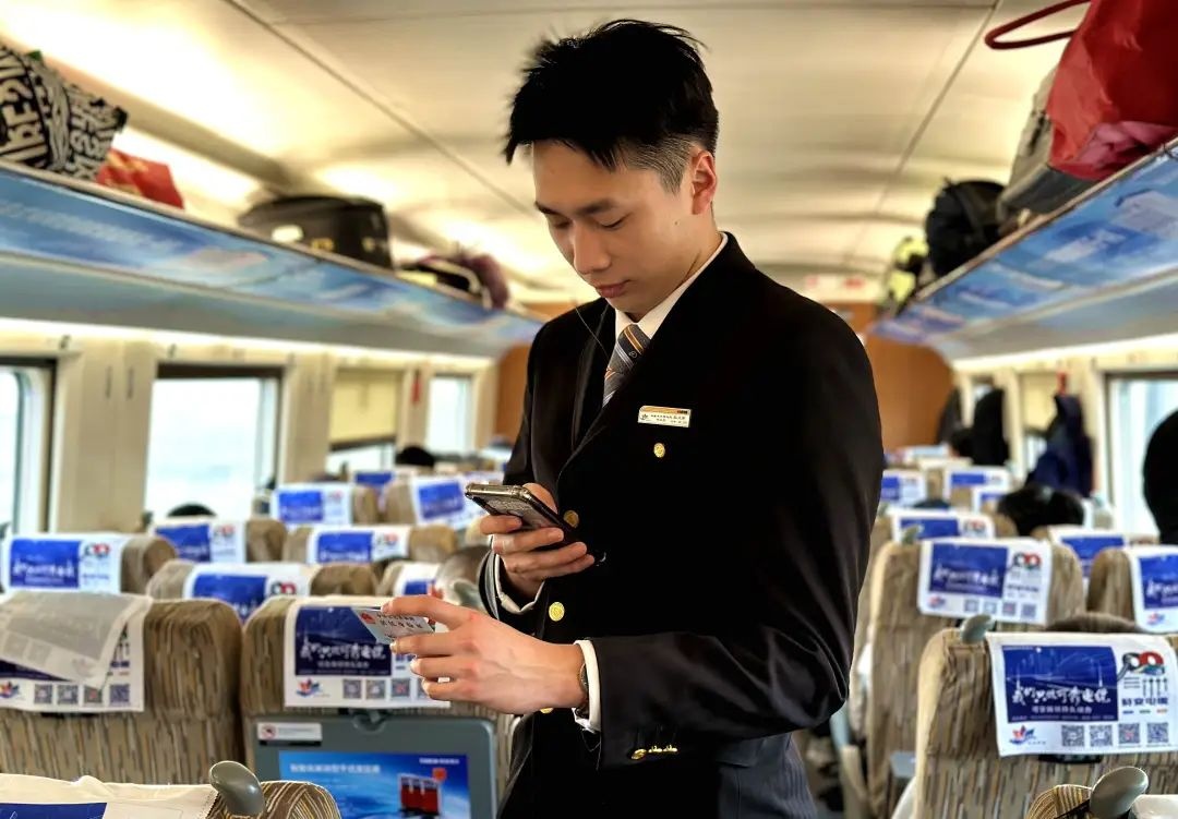 列车员上班戴耳麦?网友:这身穿搭真酷!