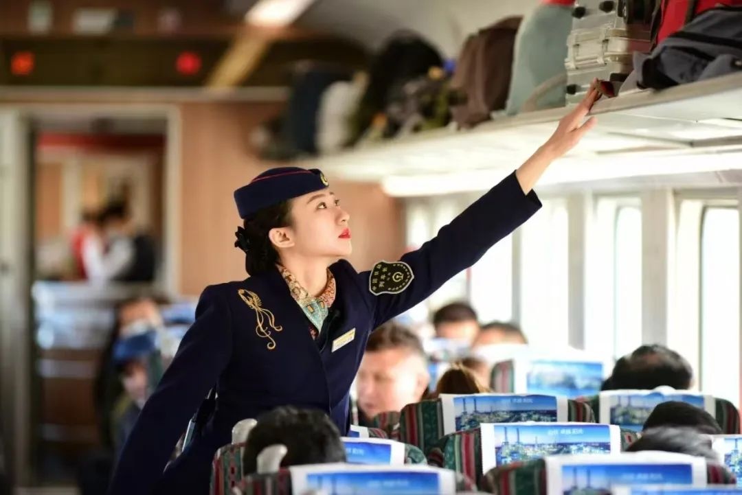 列车员上班戴耳麦?网友:这身穿搭真酷!