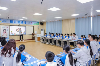 “茁壮成长”携手“石榴籽”一起做公益 上好体育课，讲好普通话