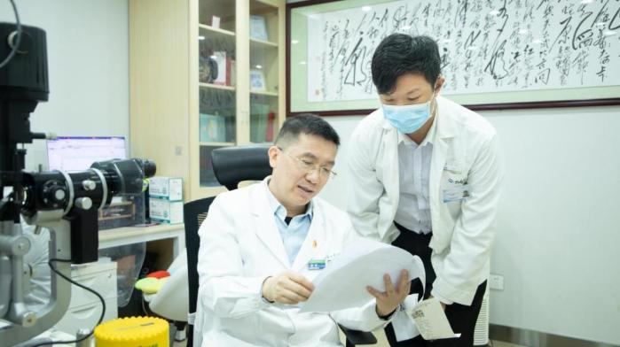 爱尔眼科秦波：医路仁心30余载，匠心妙手护光明