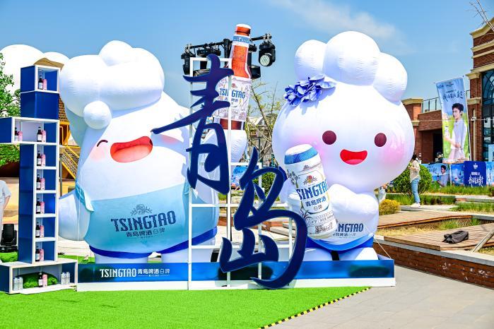 杨洋见证青啤金奖白啤再出新！青岛啤酒“醉樱浮白”樱花味白啤携香上市