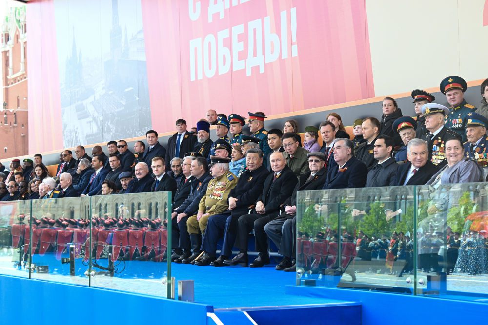 新华图讯丨习近平出席俄罗斯纪念苏联伟大卫国战争胜利80周年庆典