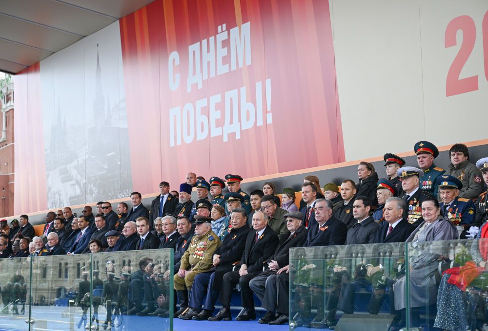 新华图讯丨习近平出席俄罗斯纪念苏联伟大卫国战争胜利80周年庆典