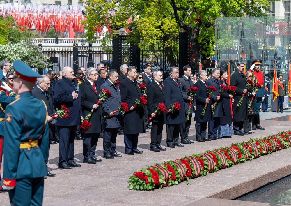 新华图讯丨习近平出席俄罗斯纪念苏联伟大卫国战争胜利80周年庆典