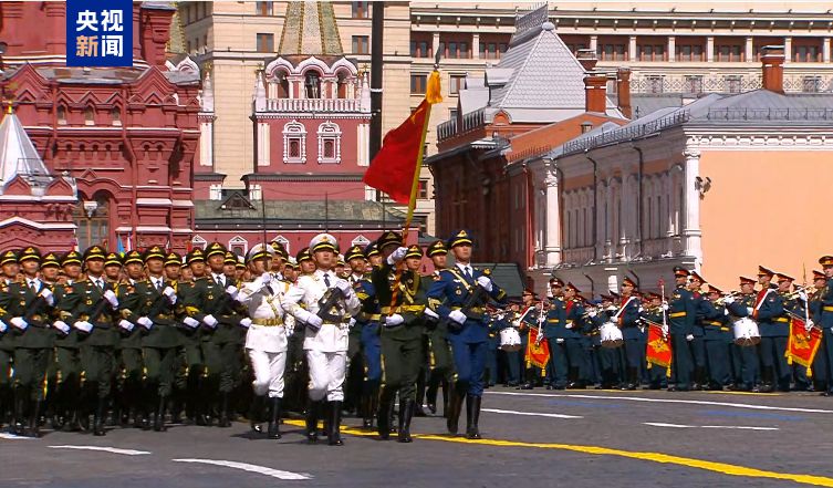 雄姿英发!中国仪仗队步入莫斯科红场