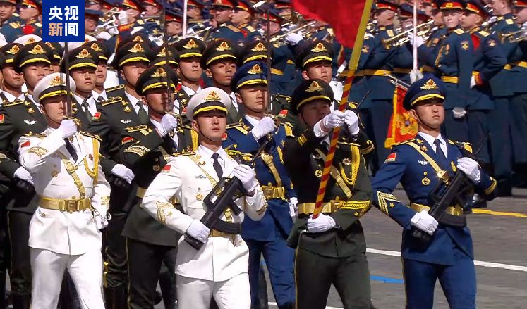 雄姿英发!中国仪仗队步入莫斯科红场