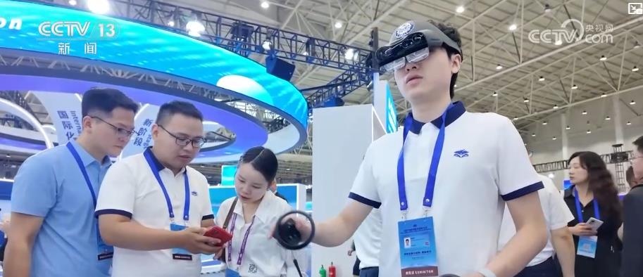 数字赋能重塑未来教学课堂:AI大模型让爱因斯坦“走进”中小学