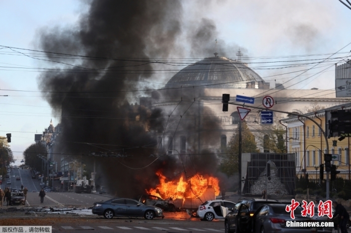 资料图：当地时间2022年10月10日，乌克兰首都基辅市中心发生多次爆炸。图为基辅市中心爆炸导致汽车燃烧。