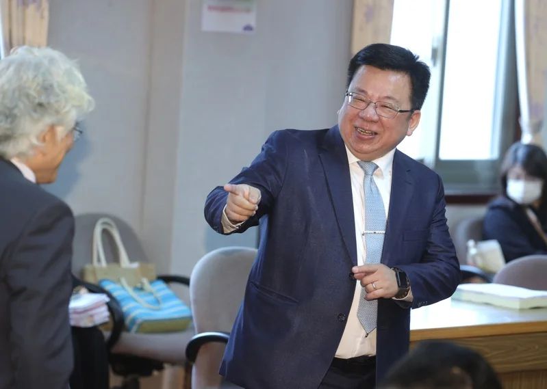 台当局这个单位的公车,给了狗了