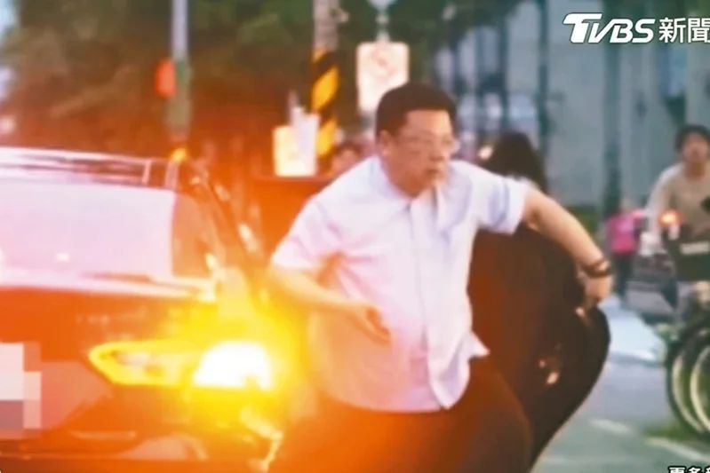 台当局这个单位的公车,给了狗了