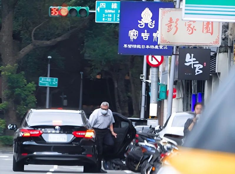 台当局这个单位的公车,给了狗了