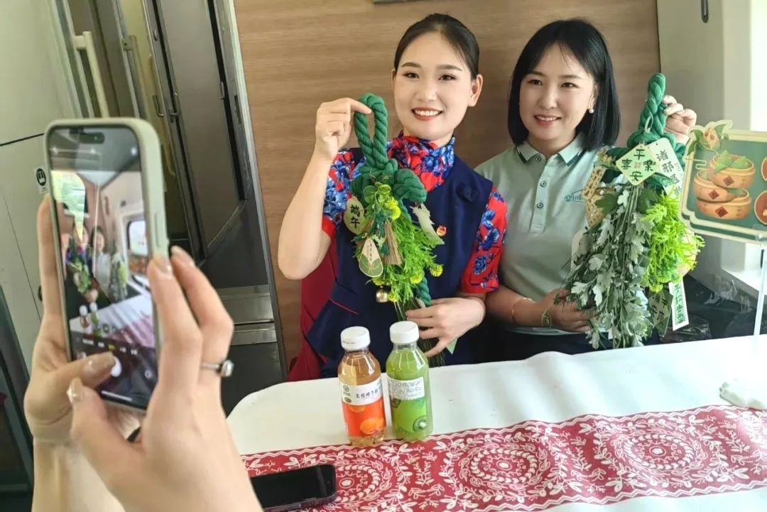 全国铁路1000余个站车,广泛开展“我的铁路风景:美好旅途 粽享端午”文化互动活动