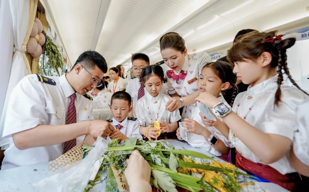 全国铁路1000余个站车,广泛开展“我的铁路风景:美好旅途 粽享端午”文化互动活动