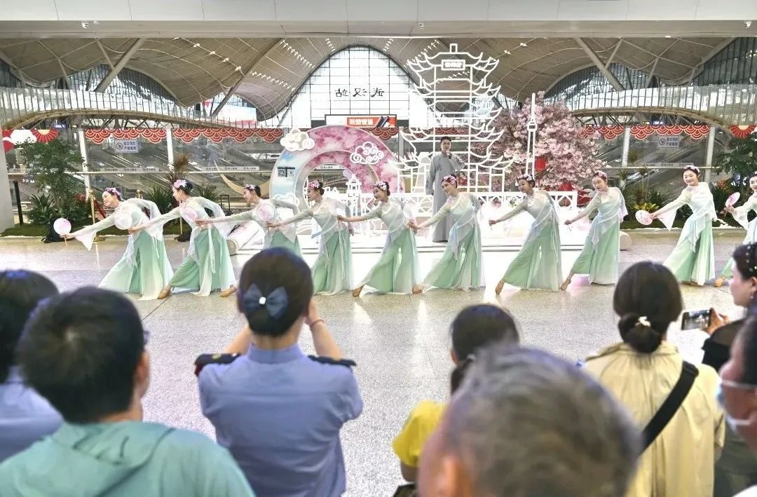 全国铁路1000余个站车,广泛开展“我的铁路风景:美好旅途 粽享端午”文化互动活动