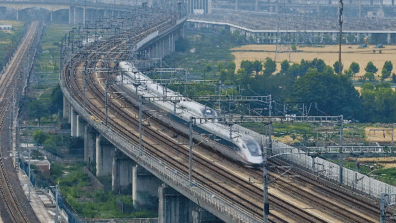 高铁列车“飙车”?官方解答来了!