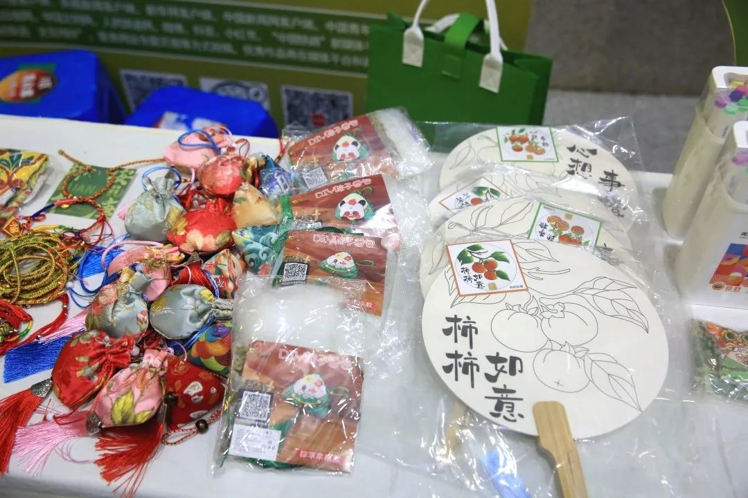 全国铁路1000余个站车,广泛开展“我的铁路风景:美好旅途 粽享端午”文化互动活动