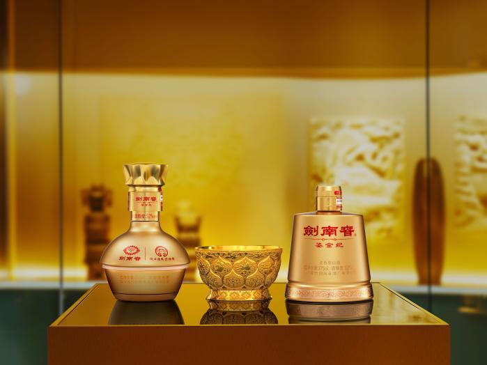 复刻文物+限量发行+顶流带货，“剑南春·鎏金纪”致敬盛唐文化