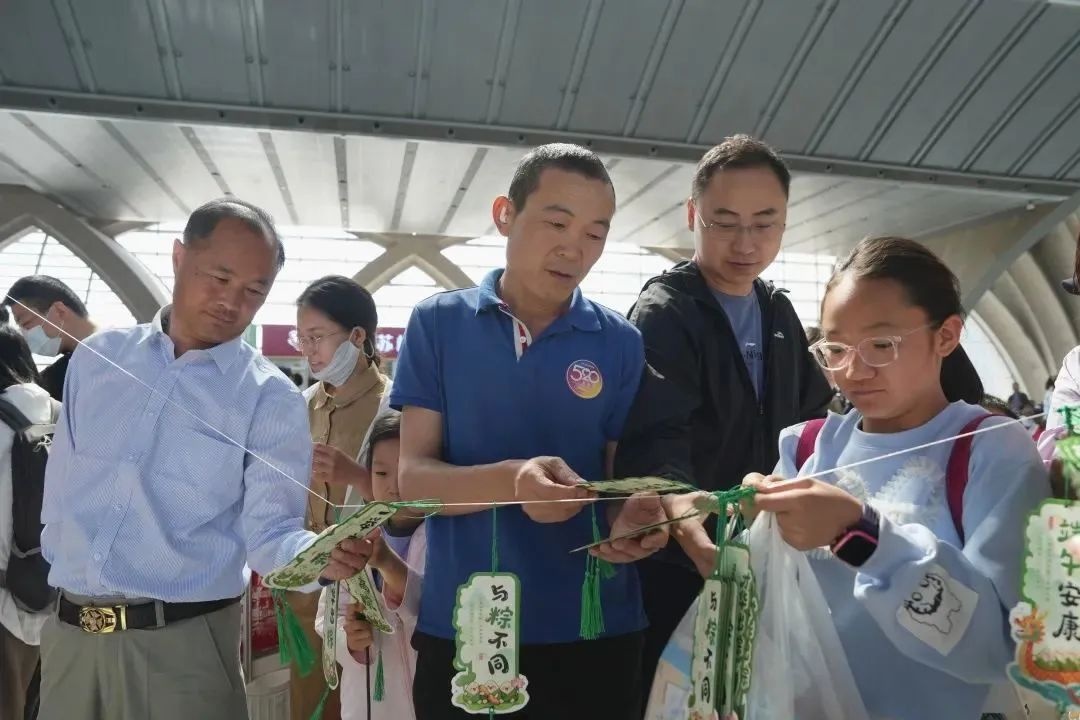 全国铁路1000余个站车,广泛开展“我的铁路风景:美好旅途 粽享端午”文化互动活动