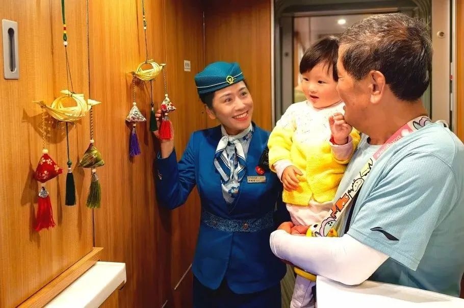 全国铁路1000余个站车,广泛开展“我的铁路风景:美好旅途 粽享端午”文化互动活动