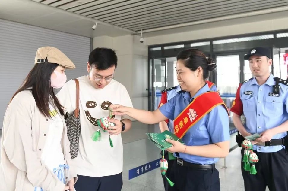 全国铁路1000余个站车,广泛开展“我的铁路风景:美好旅途 粽享端午”文化互动活动