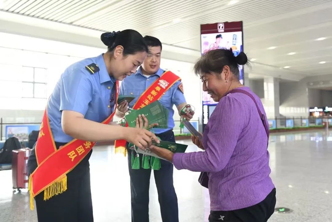 全国铁路1000余个站车,广泛开展“我的铁路风景:美好旅途 粽享端午”文化互动活动
