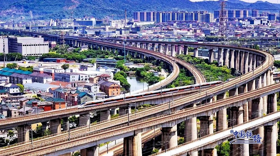 高铁列车“飙车”?官方解答来了!